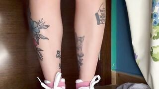 ALTGIRL IN SNEAKERS PLAY WITH PUSSY AND PEEING